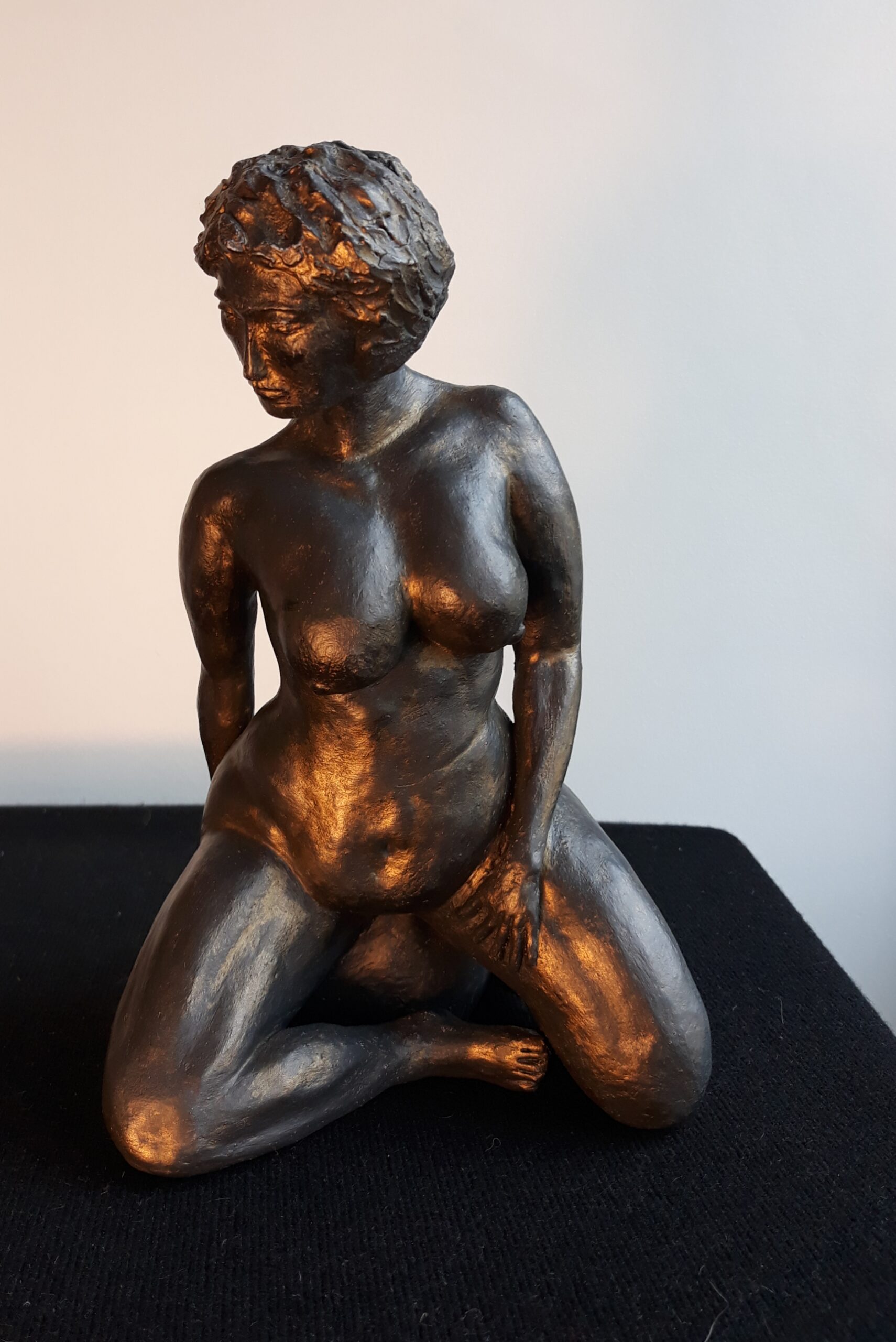 Sculpture de Patrick Voisin Femme nue assise sur une boule. Vue avant.