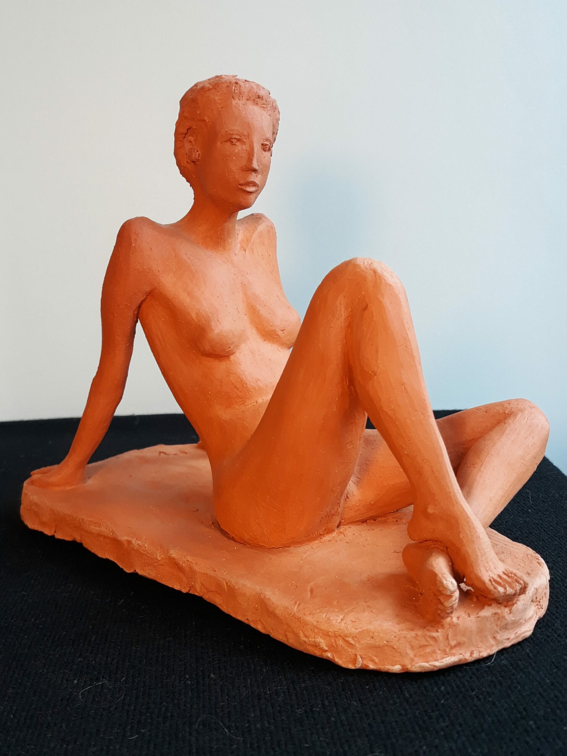 Sculpture Femme nue assise/ Patrick Voisin. Terre cuite nature. Vue 1/4 droit.