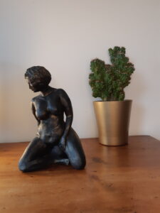 Sculpture de Patrick Voisin. Femme nue à genou, en terre, patine à la peinture acrylique gris foncé et argent. Vernis.