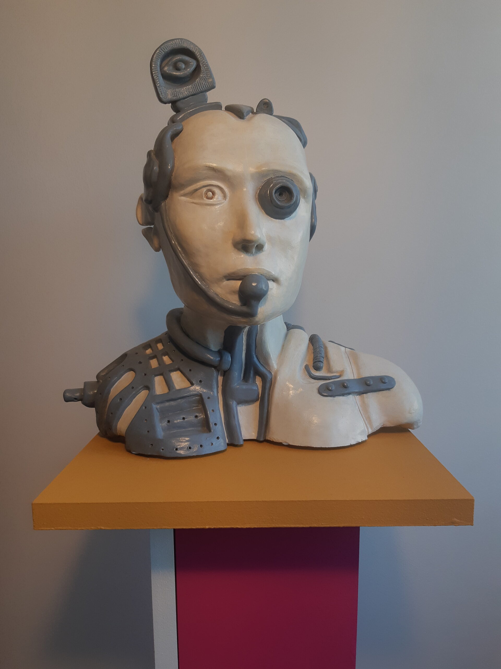 Sculpture de Patrick Voisin représentant une tête de cyborg. Vue de face.