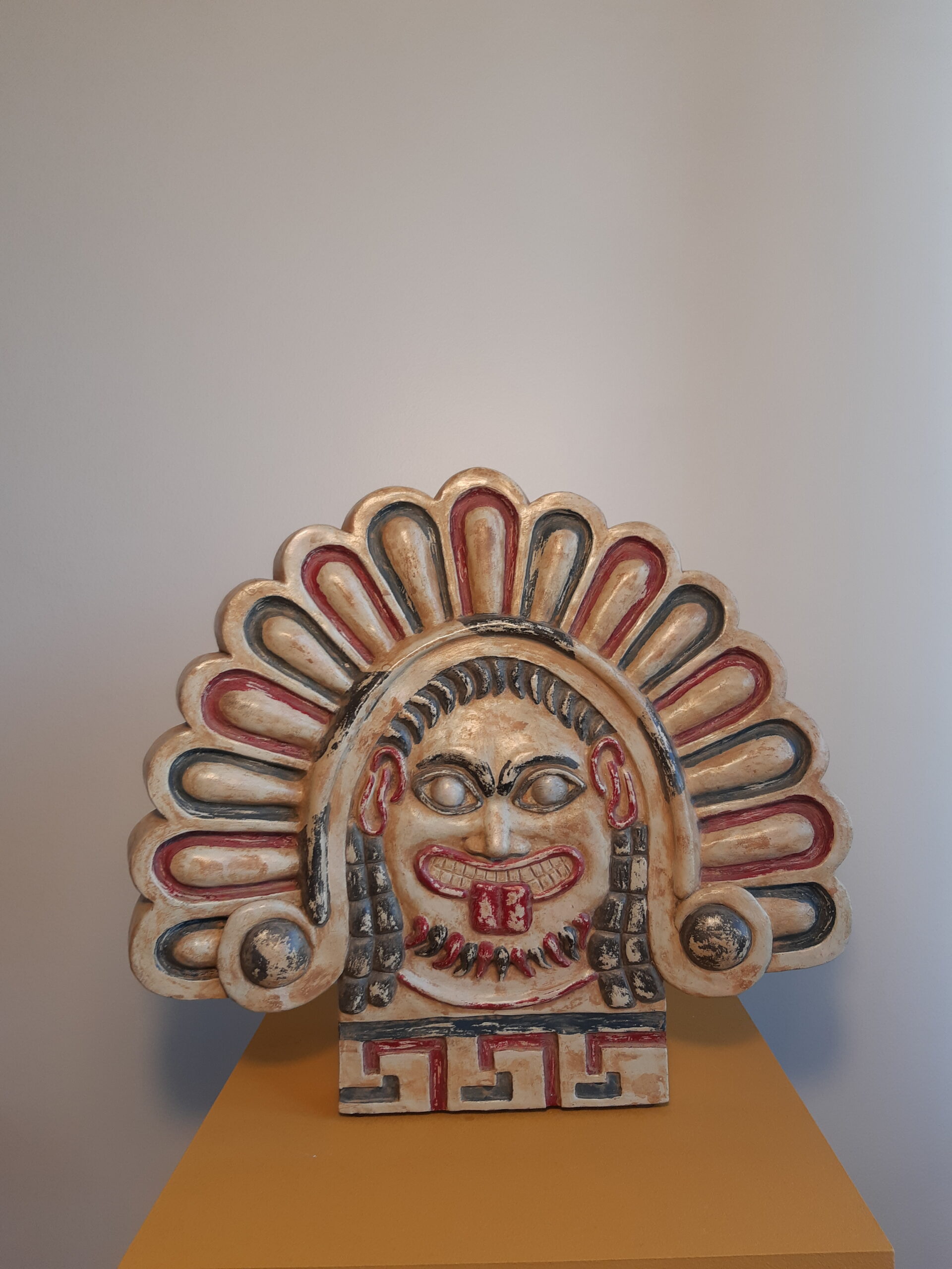 Copie d’une sculpture exposée au musée archéologique de Naples à la suite des fouilles effectuées à Pompéi et ses environs représentant une tête. Vue de face.